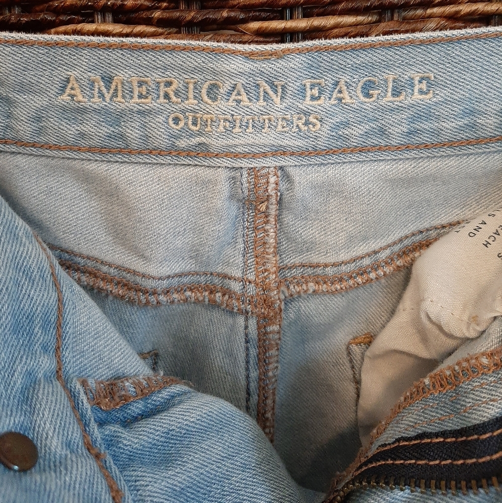 American Eagle Size 0 High Rise Destroyed Mom Jean Light Wash Ripped Distressed - Picture 7 of 10
